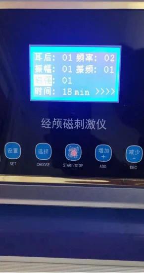 孩子在使用仪器的照片